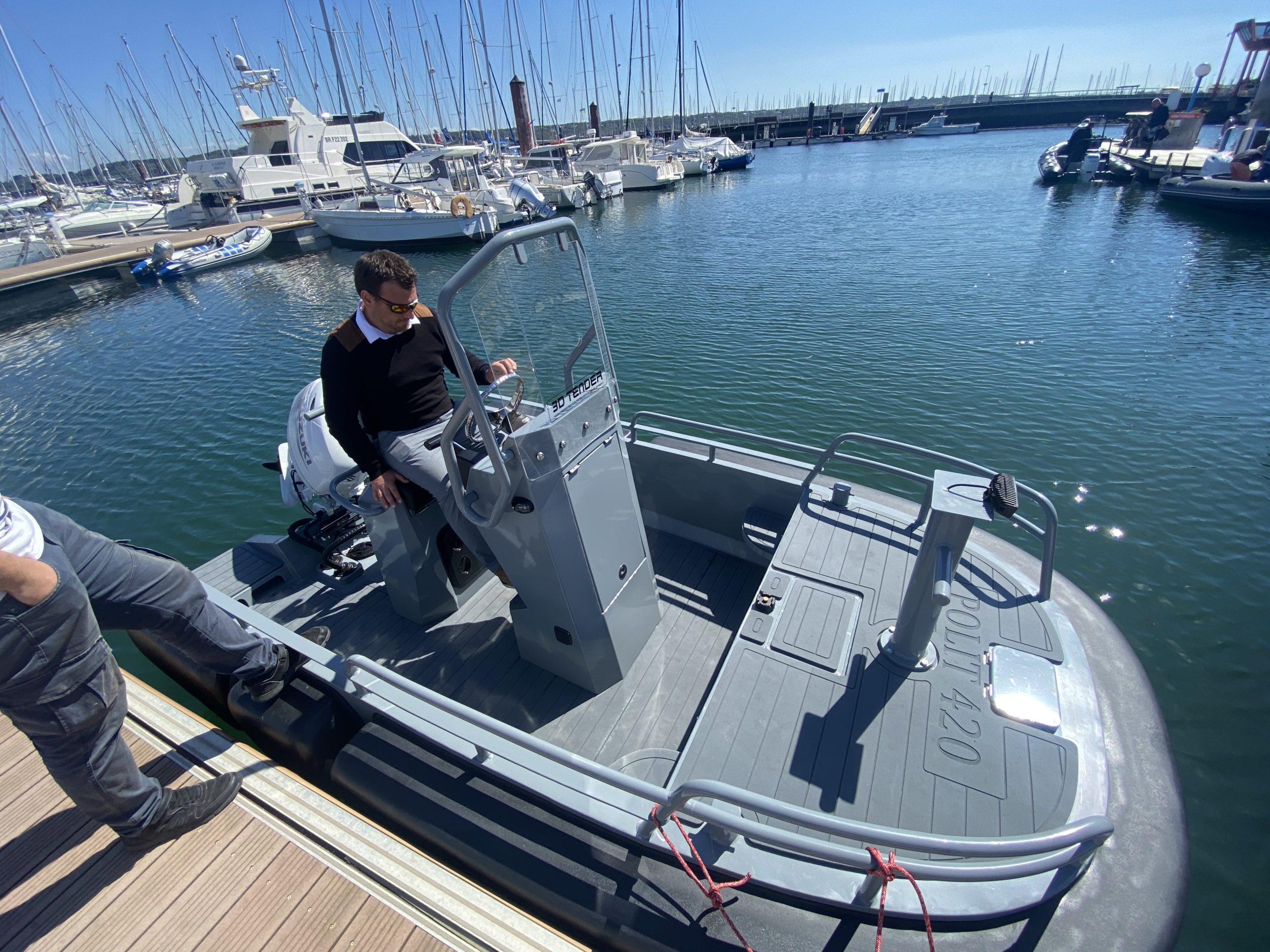 Concession Nautique Services la Rochelle - Vente et entretien bateau - Bateau professionnel PILOT 420 3D Tender